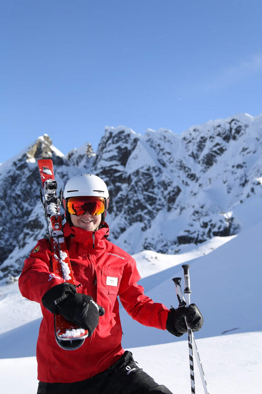Skilehrer mit Ski und Bergpanorama am Hochzeiger